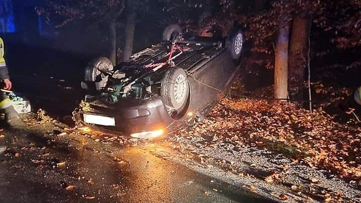 Der Fahrzeuglenker konnte sich selbstständig aus dem Auto befreien 