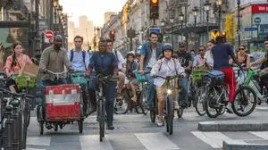 Traffic Jam On Cycling Lanes - Paris Parisians riding their bikes Rue de Rivoli in Paris during the evening rush hour in Paris, France on Sept 7, 2023. Paris mayor Anne hidalgo pledged to make the City of Lights 100 percent bikeable by 2026 An ecologically minded experiment to make Paris a cycling capital of Europe has led to thousands people pedaling daily with traffic jam on cycling lanes during rush hours. Photo by Christophe Geyres/ABACAPRESS.COM Paris France PUBLICATIONxNOTxINxFRAxESPxUKxUSAxBELxPOL Copyright: xGeyresxChristophe/ABACAx 866890_007 GeyresxChristophe/ABACAx 866890_007
