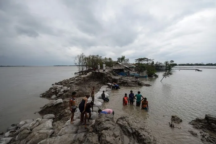 In Indien und Bangladesch wurden vor dem Eintreffen des Sturms mehr als drei Millionen Menschen in Notunterkünfte gebracht.