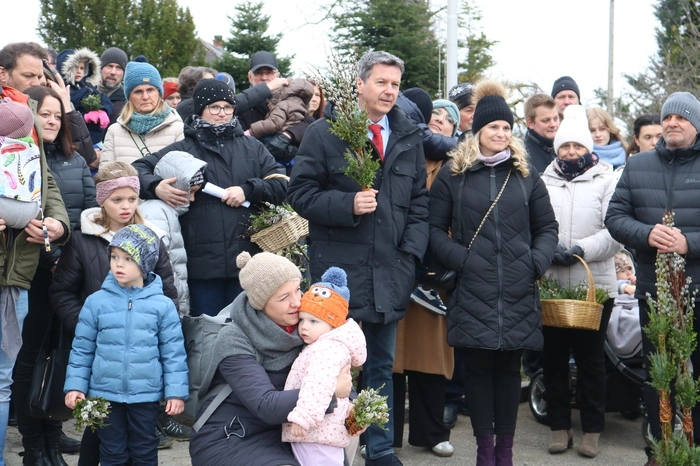 Spitzenpolitiker Daniel Fellner besuchte mit seiner Familie ebenfalls die Palmweihe in Pölling.