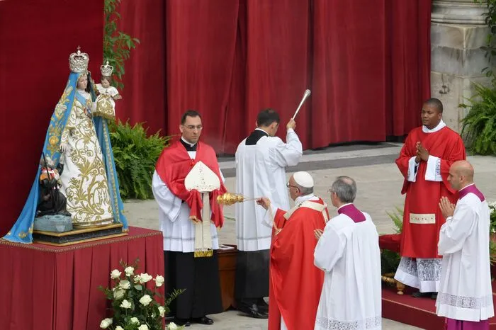 In seiner Predigt widmete sich der Papst dem Thema "Einheit und Verschiedenheit". Die Weltkirche bestehe aus einer Einheit, in der Verschiedenheiten respektiert werden, sagte der Papst.