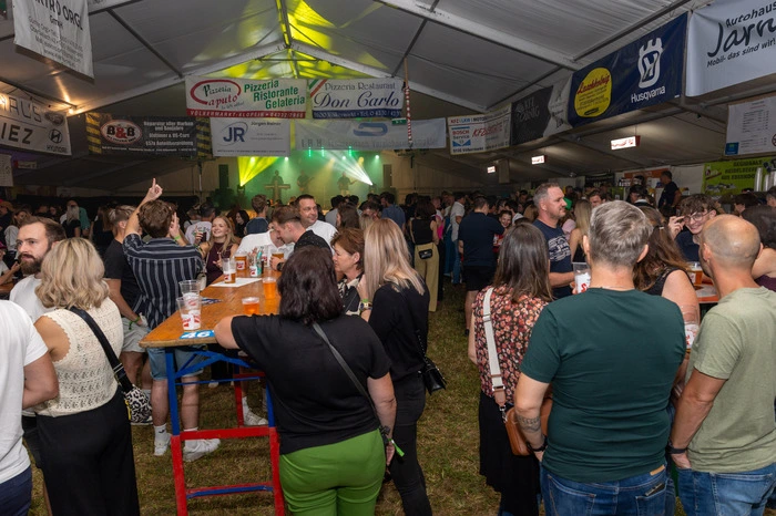 Für die musikalische Unterhaltung sorgte zunächst DJ NicW, ehe ab 22.15 Uhr die John Otti Band die Stimmung anheizte. Die Tanzfläche füllte sich rasch, und die Besucher feierten bis spät in die Nacht.