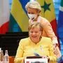 Eine bleibt, eine geht, jemand kommt: Ursula von der Leyen und Angela Merkel