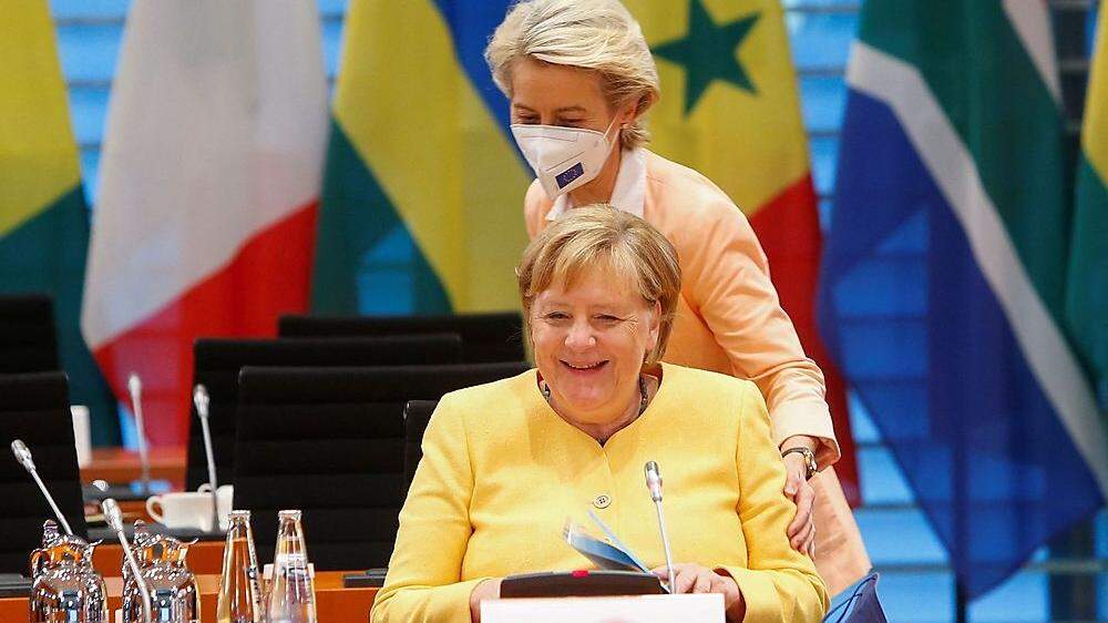 Eine bleibt, eine geht, jemand kommt: Ursula von der Leyen und Angela Merkel