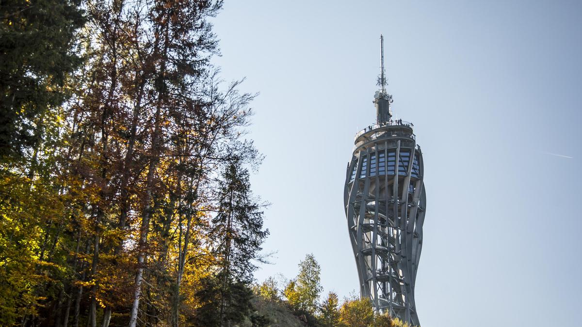 Der Aussichtsturm thront am Pyramidenkogel hoch über Keutschach - im Tal gibt es Probleme