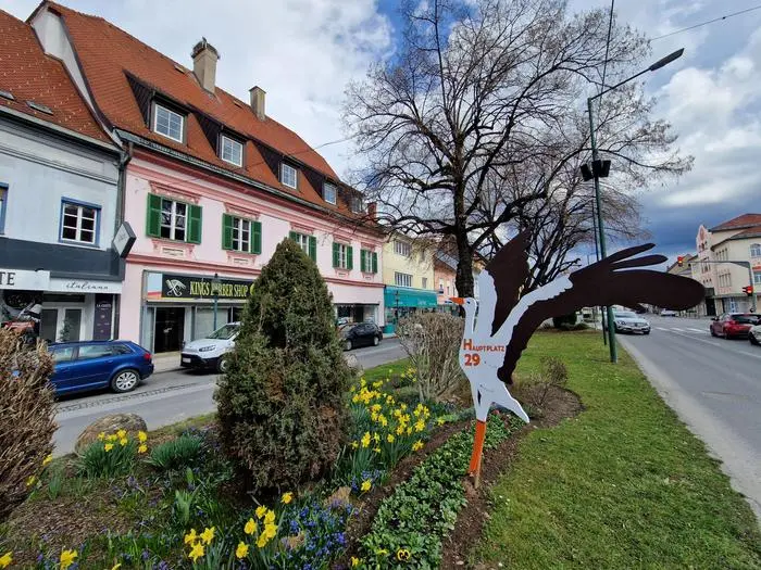 Der Holzstorch in Voitsberg verkündet die Ankunft der Störche