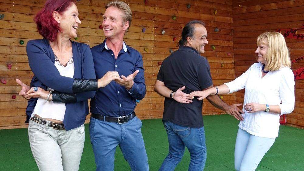 Freuen sich auf noch mehr Salsa-Tänzer: Ingrid und Peter Reithofer sowie Leonel Monzon mit Gabi Pfeffer