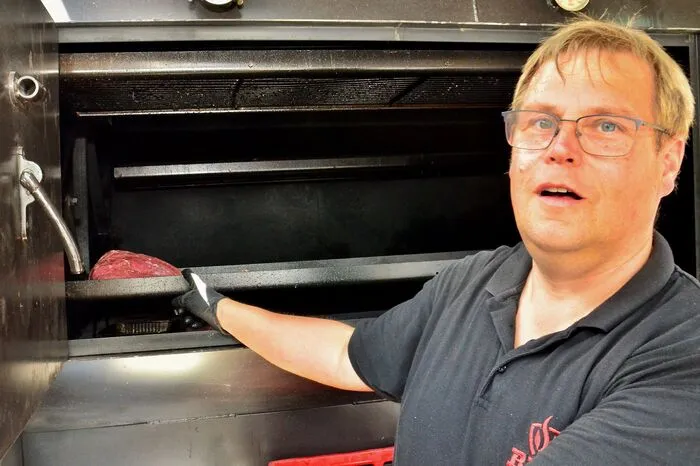 Björn Pasternak, deutscher Meister vom Hanse-BBQ-Club, war der Grillchef von Europas größtem, 3,5 Tonnen schweren und neun Meter langen BBQ-Smoker