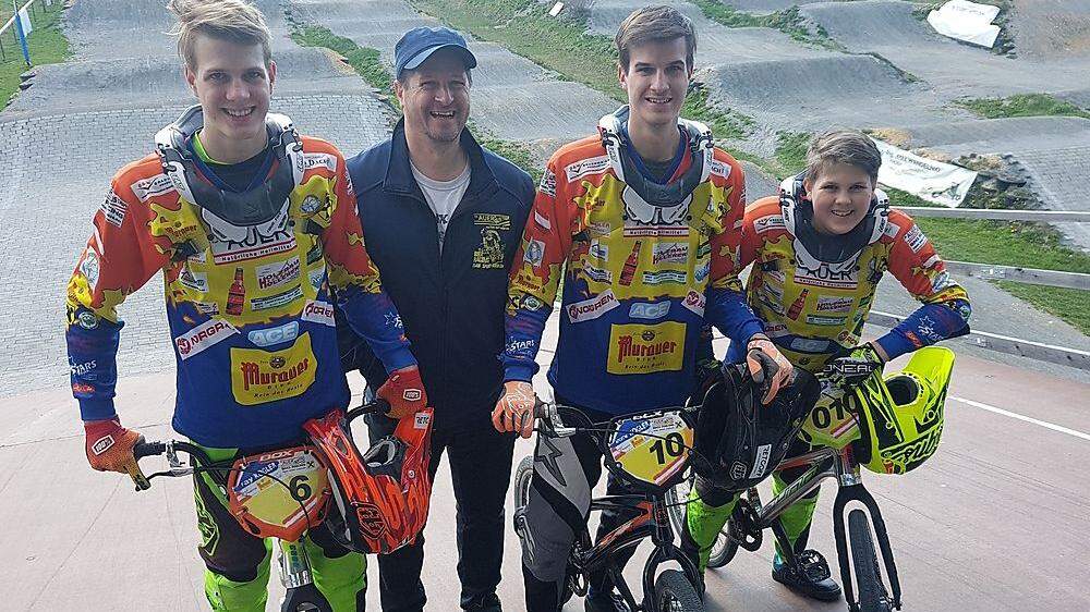 Andreas Kogler mit seinen Söhnen Andreas (22), Fabian (19) und Lukas (13). Alle sind aktive Fahrer, die älteren Brüder trainieren bereits den Nachwuchs