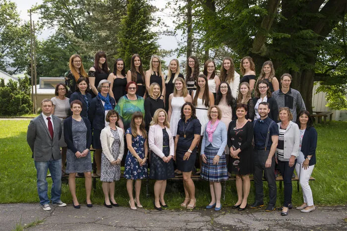 Folgende Schülerinnen der HLW Krieglach unter Jahrgangsvorständin Barbara Holzer haben die Matura erfolgreich bewältig: Verena Binder, Anna Breitenberger, Verena Andrea Bruggraber, Andrea Dettenweitz, Anna Katharina Frittum, Melanie Fritz, Nina Grill, Sarah Mariella Gruber, Anna-Lena König, Nina Kroisleitner, Carina Maierhofer, Stefanie Nievoll, Carina Oberer, Maria-Theres Pignitter, Katrin Plank, Celina Sacham, Julia Theny.
