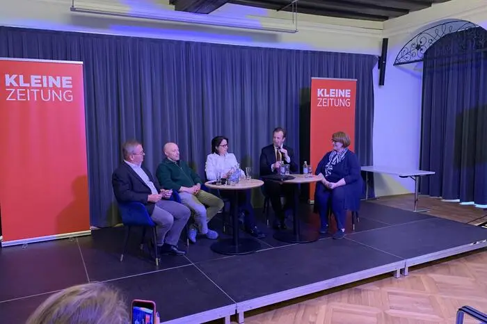 Am Podium standen Erich Schaflinger, ärztlicher Leiter des LKH Hochsteiermark, Betriebsrätin Bettina Wipfler-Felfer und Gesundheitslandesrat Karlheinz Kornhäusl Rede und Antwort