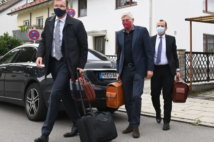 Während die Staatsanwaltschaft bei Stadler einen von ihm zu verantwortenden Vermögensschaden von mehr als 27 Millionen Euro sieht, sollen die anderen drei Angeklagten einen möglichen Schaden von 3,1 Milliarden Euro verursacht haben.