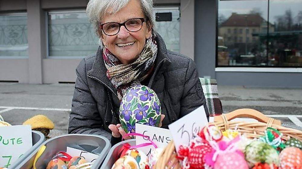 Anna Purgstaller bringt ihre kunstvoll bemalten Eier auf den Markt