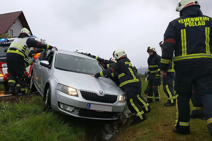 Pöllau: Auto fuhr von selbst in den Straßengraben