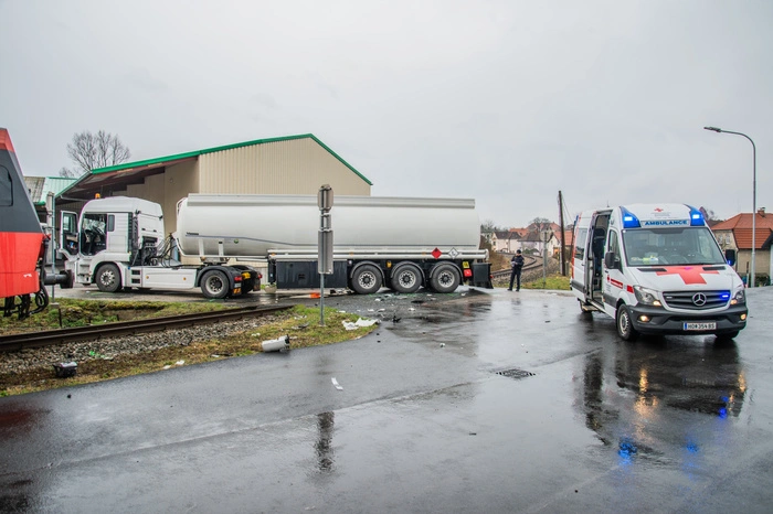 Aus vorerst unbekannten Gründen kollidierte ein Tankwagen, der 1000 Liter Benzin geladen hatte, mit einem Triebwagen der ÖBB.