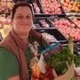 Adeg-Kauffrau Claudia Tscherne rettet in ihrem Markt in Lind im Drautal Lebensmittel