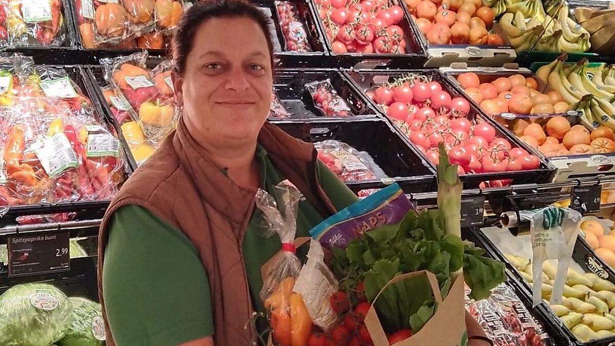 Adeg-Kauffrau Claudia Tscherne rettet in ihrem Markt in Lind im Drautal Lebensmittel