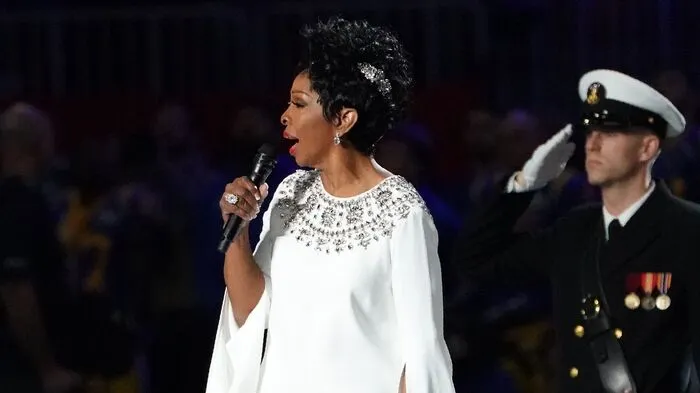 Zugegeben, der Super-Bowl-Abend begann handzahm: Die Motown-Legende Gladys Knight gab die Nationalhymne zum Besten.
