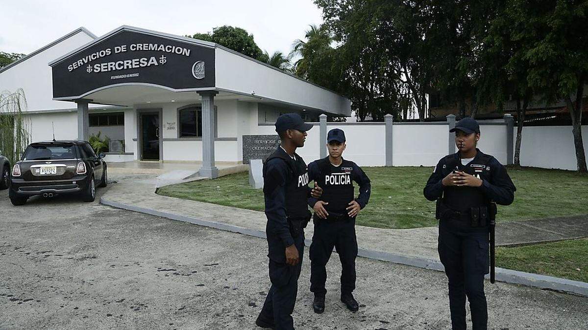 Polizeiwachen vor dem Krematorium