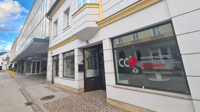 Häuser und eine Glasfront mit der Aufschrift „CCE“