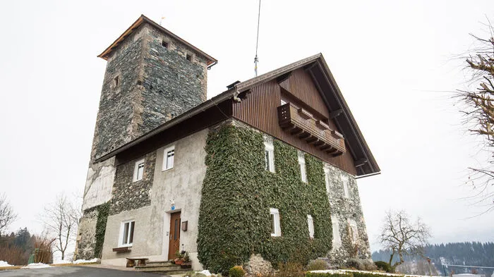 Der Turm wurde 1342 erstmals urkundlich erwähnt. Das angrenzende Wohnhaus wurde Ende des 16. Jahrhunderts errichtet.
