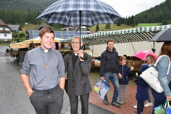 Am Sportplatz wurde am Vormittag mit Umrahmung der Schützenmusikkapelle und Aufstellung der Schützengarde von Ortspfarrer Josef Stuhlpfarrer und einem Jungprimizianten aus dem Lungau der Festgottesdienst gefeiert.