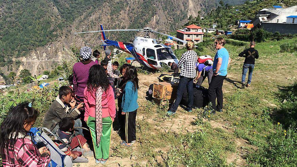 Mit Hubschraubern werden die lebensnotwendigen Hilfsgüter in die entlegenen Bergdörfer transportiert