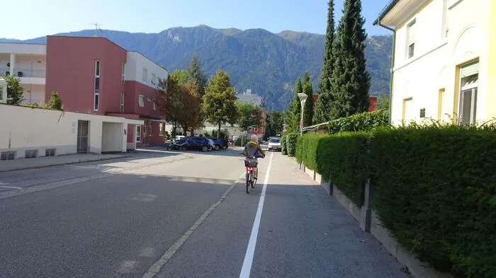 Ingeborg Rupitsch, Gert Thalhammer und Bernd Sengseis testeten die Funktion der neuen weißen Markierungen, die einen Streifen für Radfahrer von der übrigen Fahrbahn trennen. In der Rizzistraße ist die Hälfe des Gehsteiges als Radweg ausgewiesen. Man radelt hier gegen die Einbahn.
