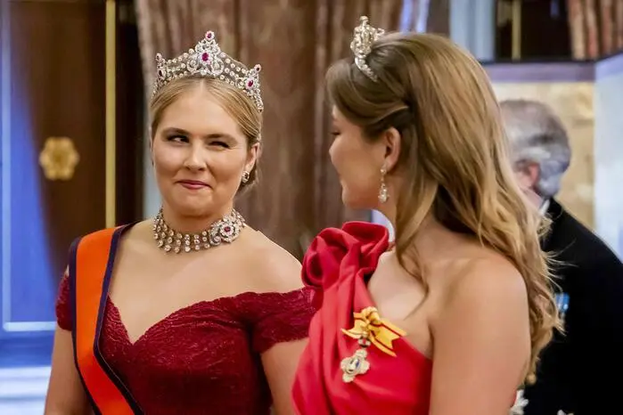 Als die Kameras auf die Schwestern gerichtet waren, schenkte die Kronprinzessin der Debütantin ein aufmunterndes Zwinkern.
