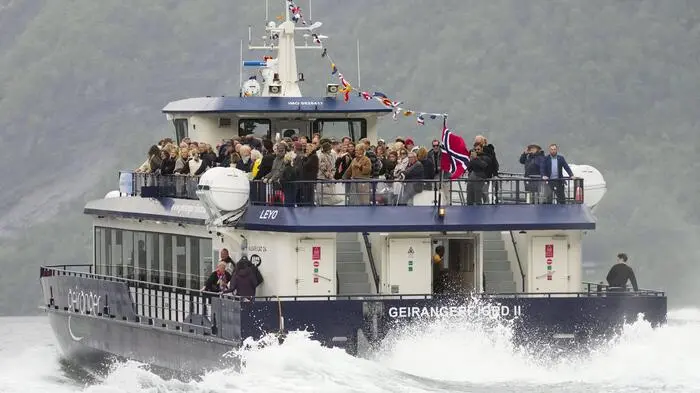 Norwegen feiert die Hochzeit des Jahres - die Vermählung von Prinzessin Märtha Louise mit ihrem Schamanen am Geirangerfjord. Mit einem Schiff werden die Gäste an den wunderschönen Ort gebracht