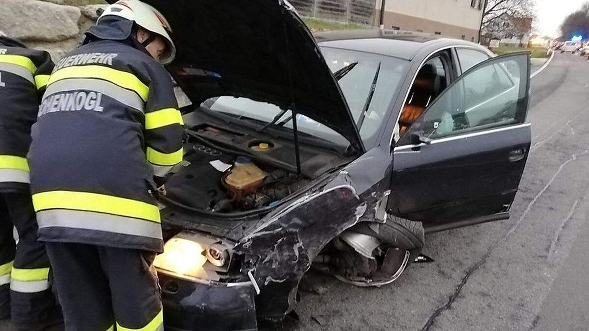 Eines der am Unfall beteiligten Fahrzeuge wurde schwer beschädigt