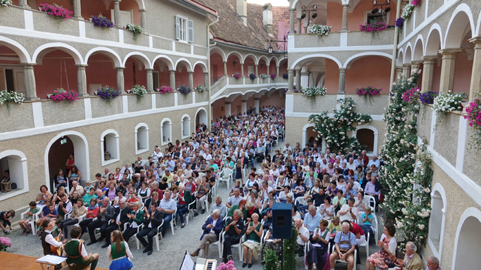 Mehr als 450 Besucher füllten den Arkadenhof bis zum letzten Platz.