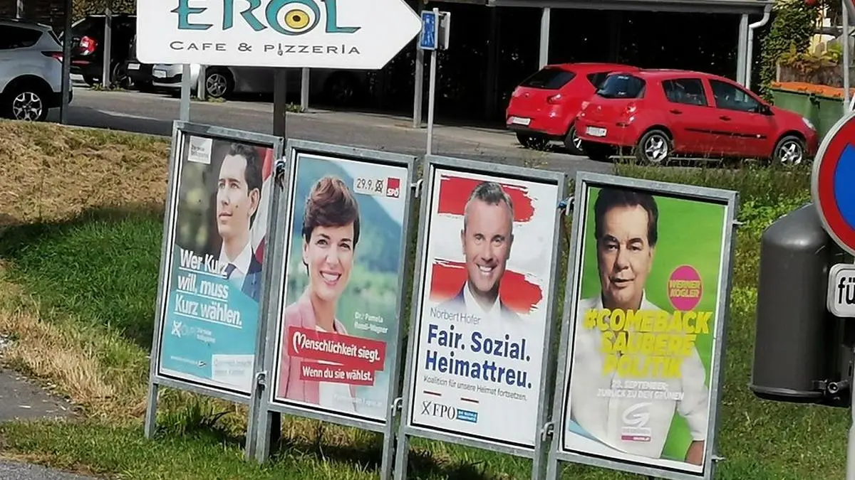 Die Plakate werden in Mooskirchen von Gemeindearbeitern aufgestellt und auch wieder abgebaut