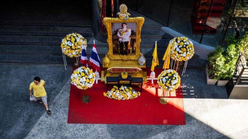 Drei Tage vor der offiziellen Krönung von König Maha Vajiralongkorn (66) wurde am Mittwoch überraschend dessen Ehefrau Suthida (40) durch eine Veröffentlichung des Palastes zur Königin ernannt
