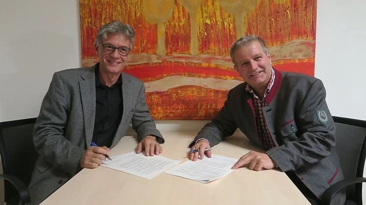 Vertragsunterzeichnung von Franz Rauch (IUS) und Dietmar Rossmann (Biosphärenpark)