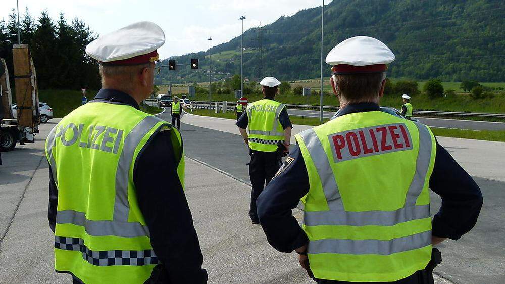 Im Zuge von Schengen-Kontrollen wurden zwei Personen mit falschen Dokumenten festgenommen
