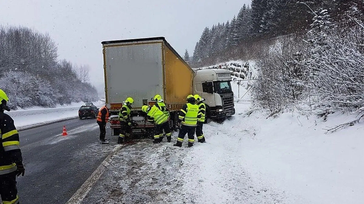 Der LKW wurde bei Mitterdorf mittels Seil geborgen