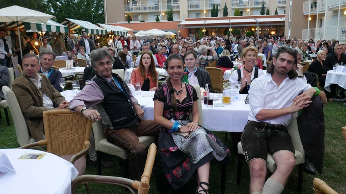 Bereits zum wiederholten Male -Traditionen sollte man ja bekanntlich nicht brechen -fand am Freitag, den 14. Juli, das Vitalhotel-Event nach Steirermanier statt. Auch wenn das Wetter nicht so recht mitspielen sollte, waren die Repräsentanten in Höchstform.