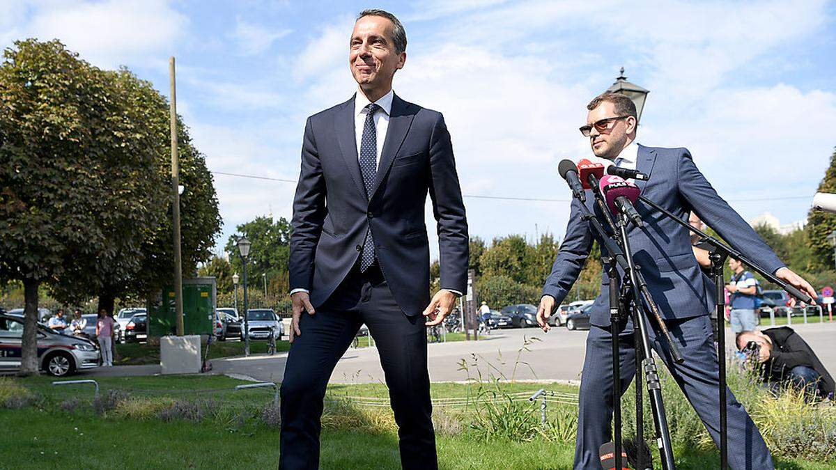 Christian Kern beim eiligen Abschied Richtung Salzburg nach den SPÖ-Gremien. Sein Pressesprecher musste ihn abhalten, in die falsche Richtung abzugehen.
