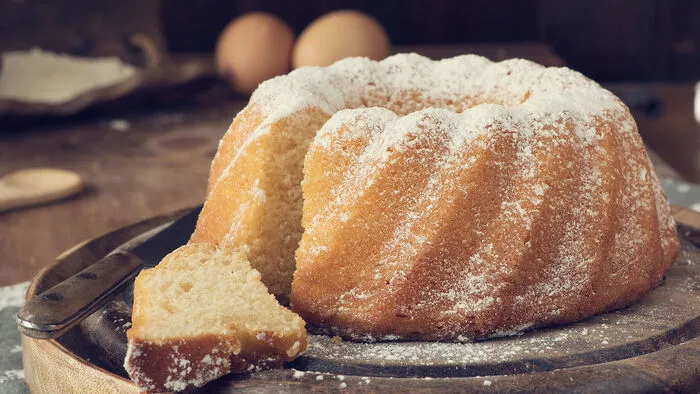 Der Gugelhupf wird in einer typischen, hohen Kranzform aus Metall, Keramik, Glas oder Silikon mit einer kaminartigen Öffnung in der Mitte gebacken, die den Teig gleichmäßiger garen lässt