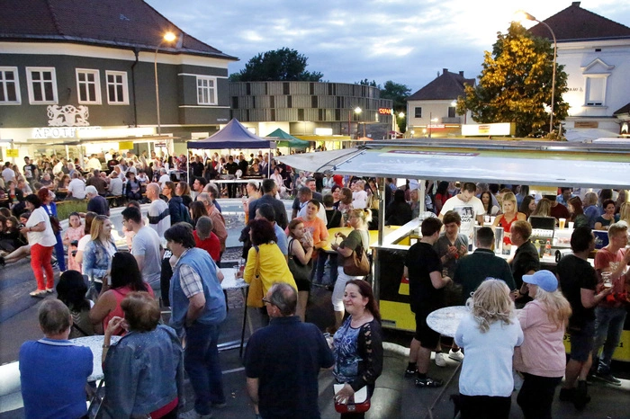 Hunderte Besucher feierten ein rauschendes Fest bis spät in die Nacht...  
