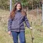 Winzerin Sabine David beim Rebenschnitt