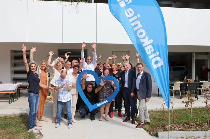 Die Bewohnerinnen und Bewohner gemeinsam mit ihren Betreuerinnen und den geladenen Gästen.