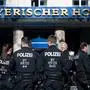 ABD0162_20230216 - MÜNCHEN - DEUTSCHLAND: 16.02.2023, Bayern, München: Polizisten stehen vor dem Hotel Bayerischer Hof. Die 59. Münchner Sicherheitskonferenz (MSC) findet vom 17. bis zum 19. Februar 2023 im Hotel Bayerischer Hof in München statt. Foto: Sven Hoppe/dpa +++ dpa-Bildfunk +++. - FOTO: APA/dpa/Sven Hoppe