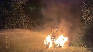 Der Traktor stand in Flammen, verletzt wurde niemand