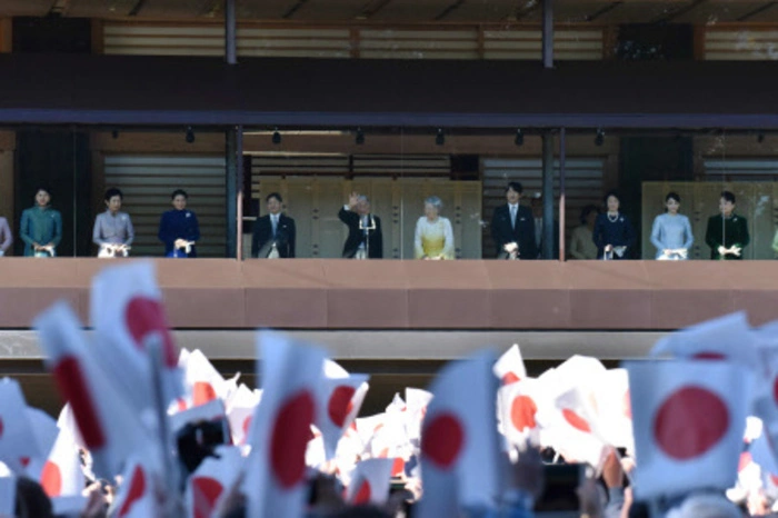 73.000 Japaner ließen es sich nicht nehmen, den Worten des greisen Kaisers zu lauschen und die Kaiserfamilie zu bejubeln.