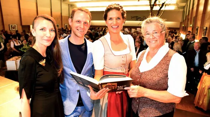 Lisa Wielands Oma Ingrid (rechts im Bild), die legendäre Wirtin von St. Martin am Silberberg, inspirierte die Starköchin zum Buch. Fotograf Elias Jerusalem steuerte mehr als 170 prachtvolle Fotos bei, das Layout kreierte Yvonne Cerepak (beide "2Dream Productions", Kärnten/Wien)