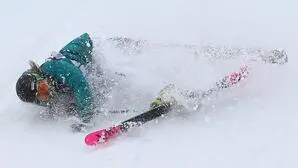 Ein gestürzter Skifahrer | Symbolbild