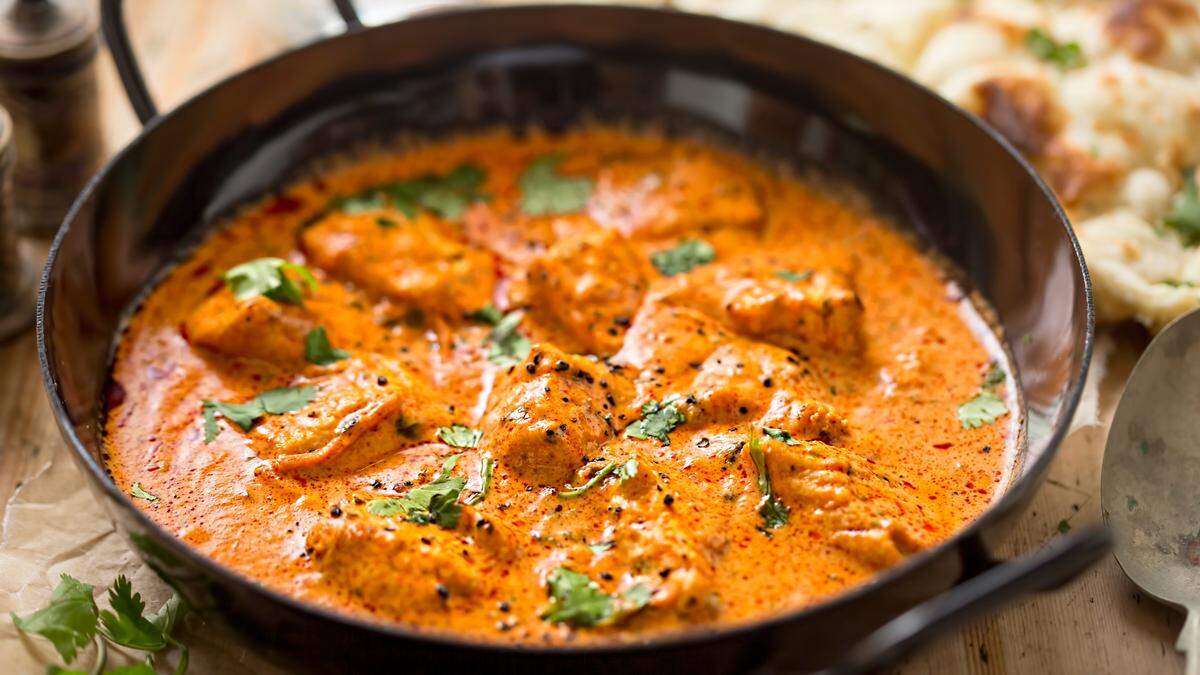 Butter Chicken ähnelt Chicken tikka masala, bei dem auch eine Tomatenpaste verwendet wird