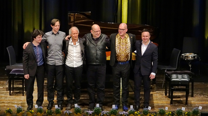 Sechs exzellente Pianisten spielten mit 60 Fingern auf 176 Tasten von zwei Klavieren.